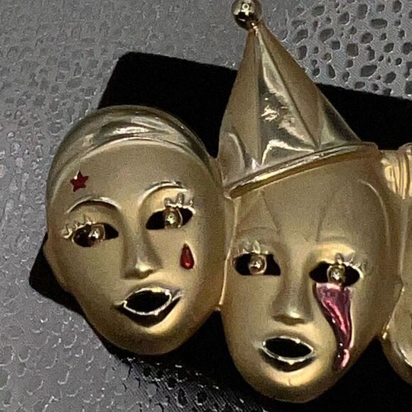 Vintage Matte Sad Crying Clowns Brooch Pin Gold Tone Metal Red Enamel Festive - Picture 4 of 6